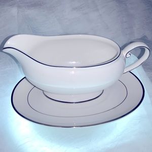 Mikasa Cameo Platinum Gravy Boat and Dish